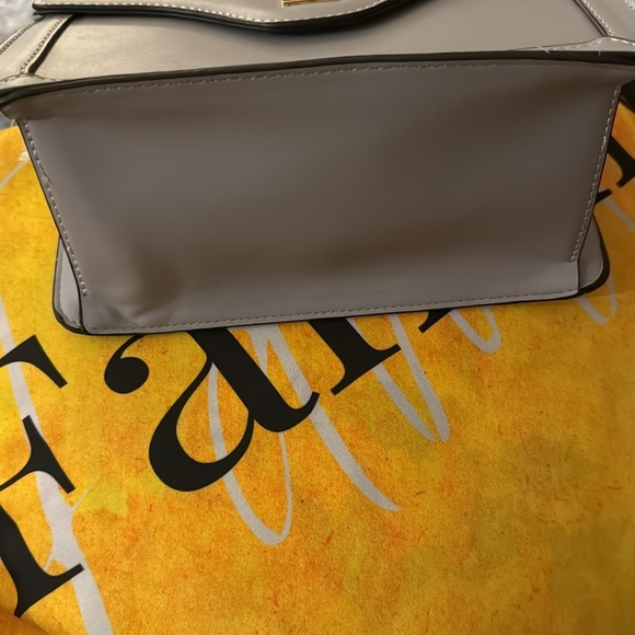 New Twist lock Flap Crossbody Bag - Picture 4 of 7